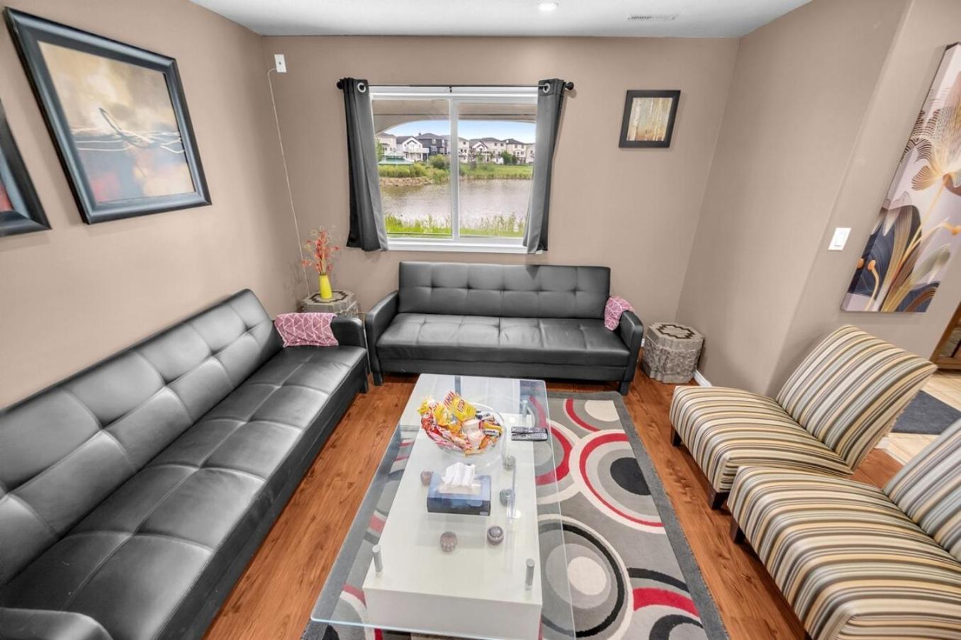 52-3 Bed Suite On Lake Central Ac By Airport คาลการี ภายนอก รูปภาพ